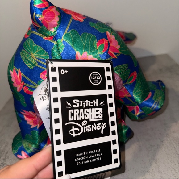 Stitch Crashes Disney Peter Pan Plush 12 of 12 - Picture 5 of 6